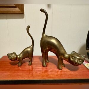Vintage brass mother cat and kitten